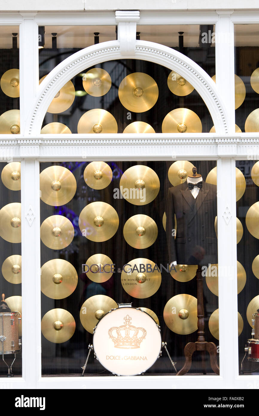 Simboli vengono visualizzati in una finestra di un designer shop in Bond Street London Foto Stock