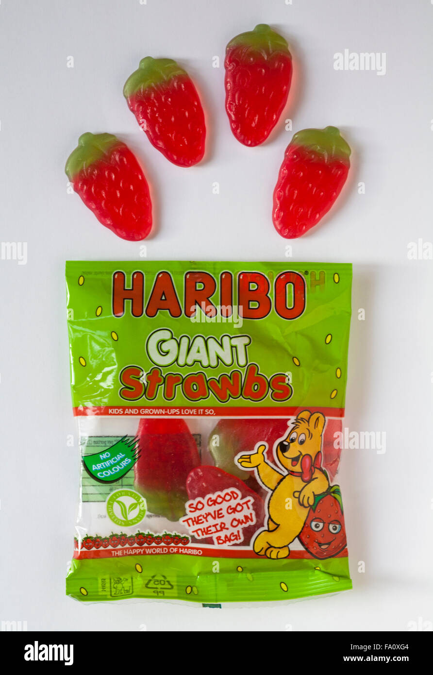 Pacchetto di Haribo Strawbs gigante aperta per mostrare contenuto isolato su sfondo bianco Foto Stock