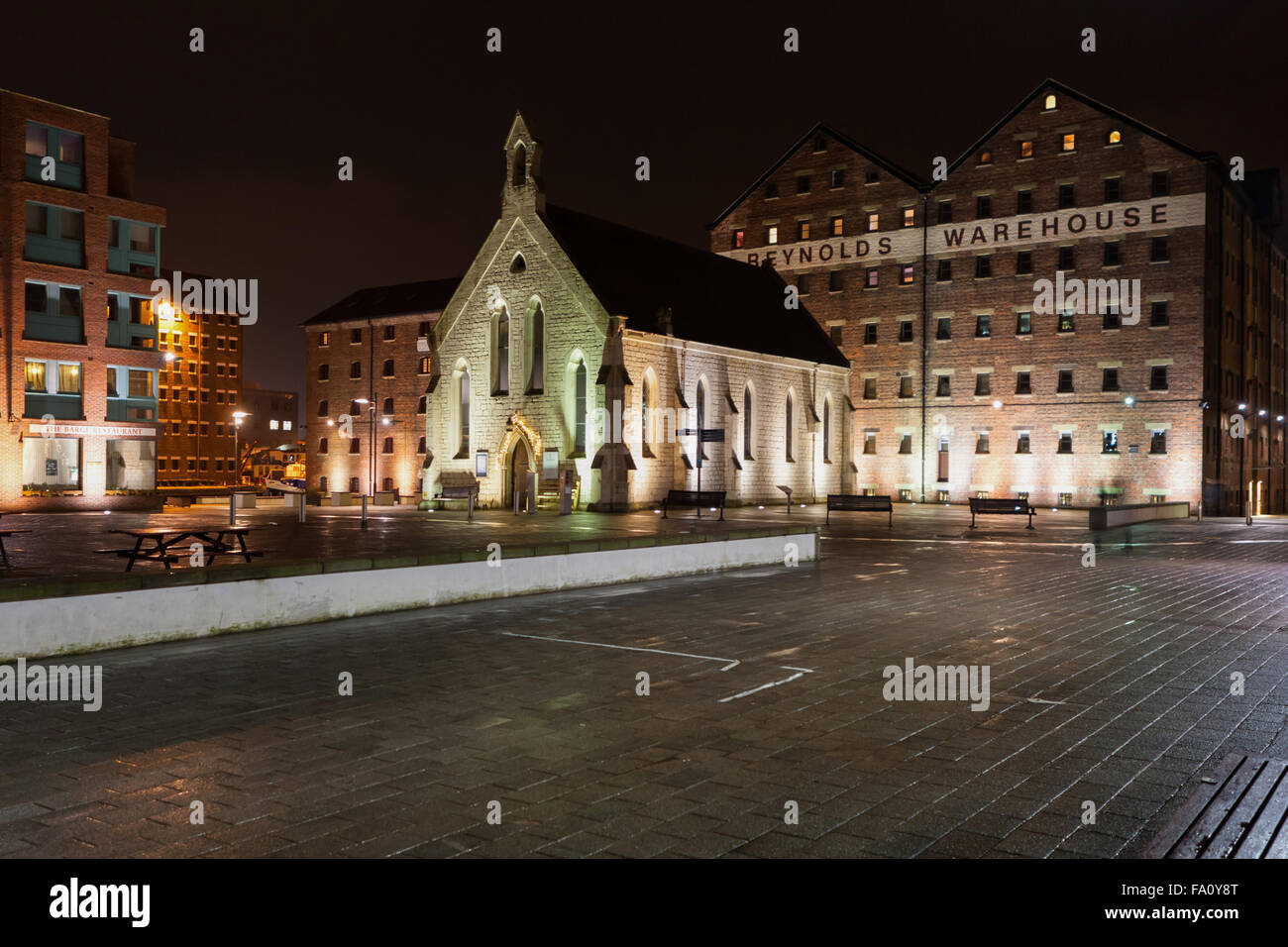 Mariners Chiesa, Gloucester Docks di notte. Foto Stock