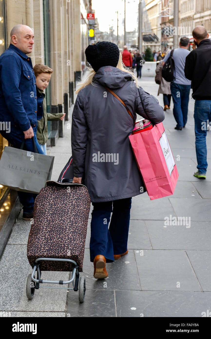 Glasgow, Regno Unito. Xix Dec, 2015. Incoraggiati dal unseasonably alte temperature e clima mite, migliaia di acquirenti di Natale raccolti in Glasgow Stile del miglio, meglio noto come Buchanan Street, per fare qualche last minute shopping di Natale. L'ultimo sabato prima di Natale è stato ora ribattezzato 'Panic sabato". Per aggiungere alla spirito di festa, l'Esercito della Salvezza ha suonato musiche natalizie a passanti e raccolto donazioni per la carità. Credito: Findlay/Alamy Live News Foto Stock