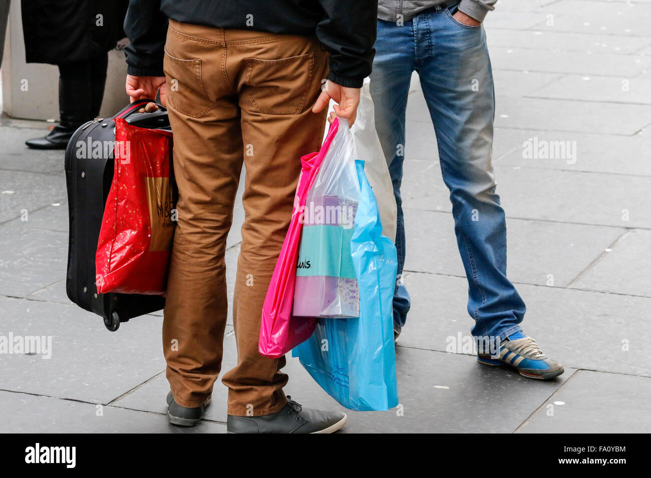 Glasgow, Regno Unito. Xix Dec, 2015. Incoraggiati dal unseasonably alte temperature e clima mite, migliaia di acquirenti di Natale raccolti in Glasgow Stile del miglio, meglio noto come Buchanan Street, per fare qualche last minute shopping di Natale. L'ultimo sabato prima di Natale è stato ora ribattezzato 'Panic sabato". Per aggiungere alla spirito di festa, l'Esercito della Salvezza ha suonato musiche natalizie a passanti e raccolto donazioni per la carità. Credito: Findlay/Alamy Live News Foto Stock