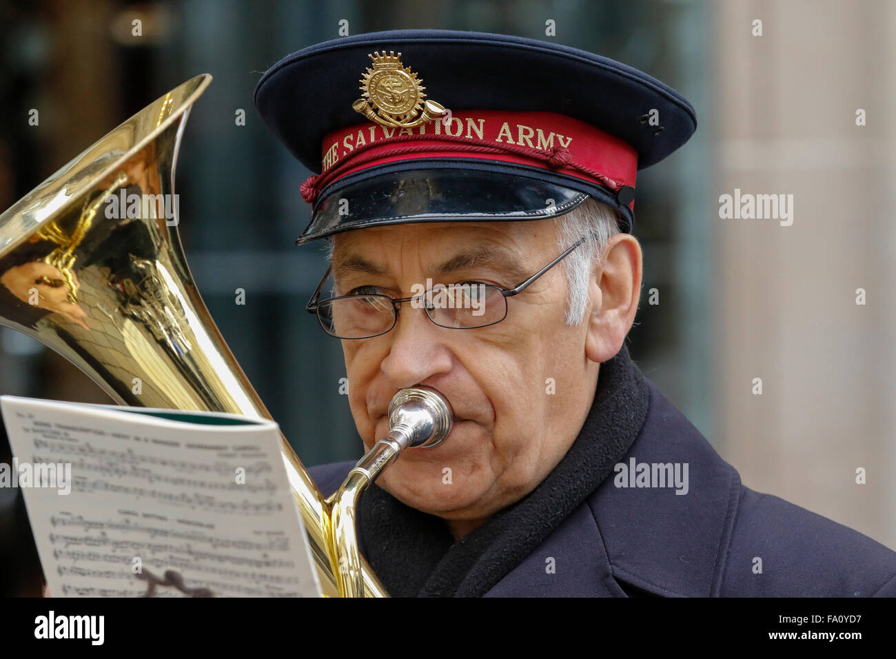 Glasgow, Regno Unito. Xix Dec, 2015. Incoraggiati dal unseasonably alte temperature e clima mite, migliaia di acquirenti di Natale raccolti in Glasgow Stile del miglio, meglio noto come Buchanan Street, per fare qualche last minute shopping di Natale. L'ultimo sabato prima di Natale è stato ora ribattezzato 'Panic sabato". Per aggiungere alla spirito di festa, l'Esercito della Salvezza ha suonato musiche natalizie a passanti e raccolto donazioni per la carità. Credito: Findlay/Alamy Live News Foto Stock