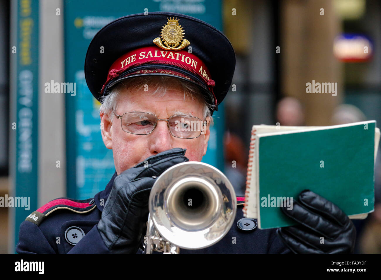 Glasgow, Regno Unito. Xix Dec, 2015. Incoraggiati dal unseasonably alte temperature e clima mite, migliaia di acquirenti di Natale raccolti in Glasgow Stile del miglio, meglio noto come Buchanan Street, per fare qualche last minute shopping di Natale. L'ultimo sabato prima di Natale è stato ora ribattezzato 'Panic sabato". Per aggiungere alla spirito di festa, l'Esercito della Salvezza ha suonato musiche natalizie a passanti e raccolto donazioni per la carità. Credito: Findlay/Alamy Live News Foto Stock