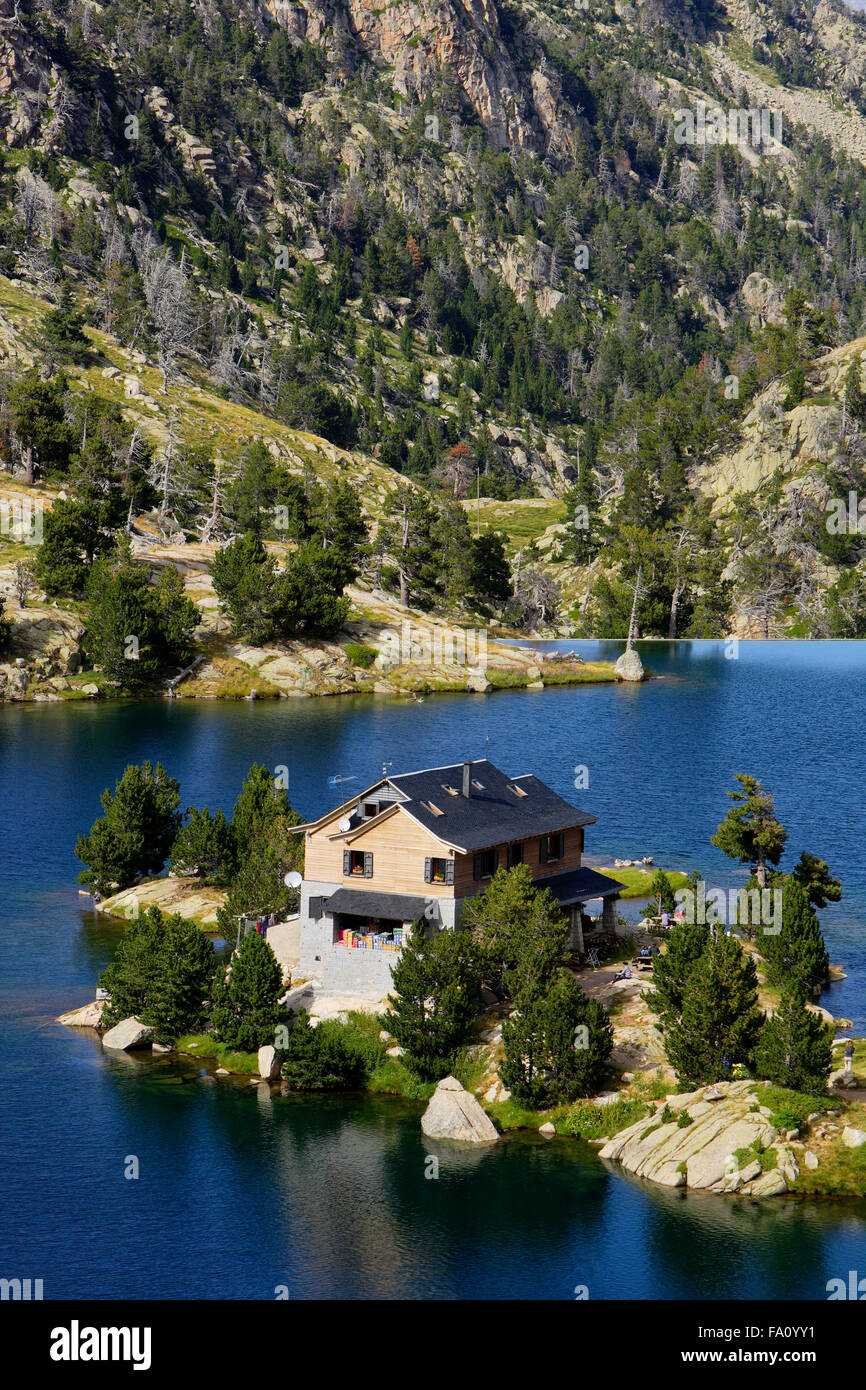 Josep Maria Blanc baita di montagna in torto de Peguera lago, Aigüestortes i Estany de Sant Maurici National Park, Pirenei, Spagna Foto Stock