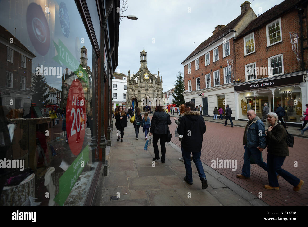 Christmas Shopper in East Street, Chichester, West Sussex, in Inghilterra fare alcuni acquisti all' ultimo minuto dell'ultimo sabato prima di Natale. Foto Stock