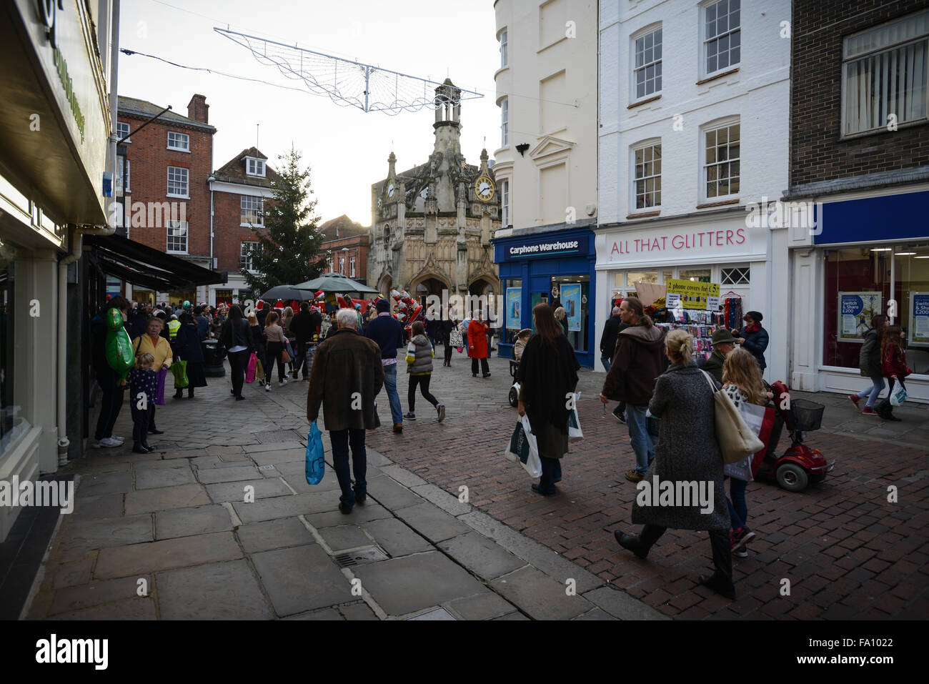 Christmas Shopper in North Street, Chichester, West Sussex, in Inghilterra fare alcuni acquisti all' ultimo minuto dell'ultimo sabato prima di Natale. Foto Stock