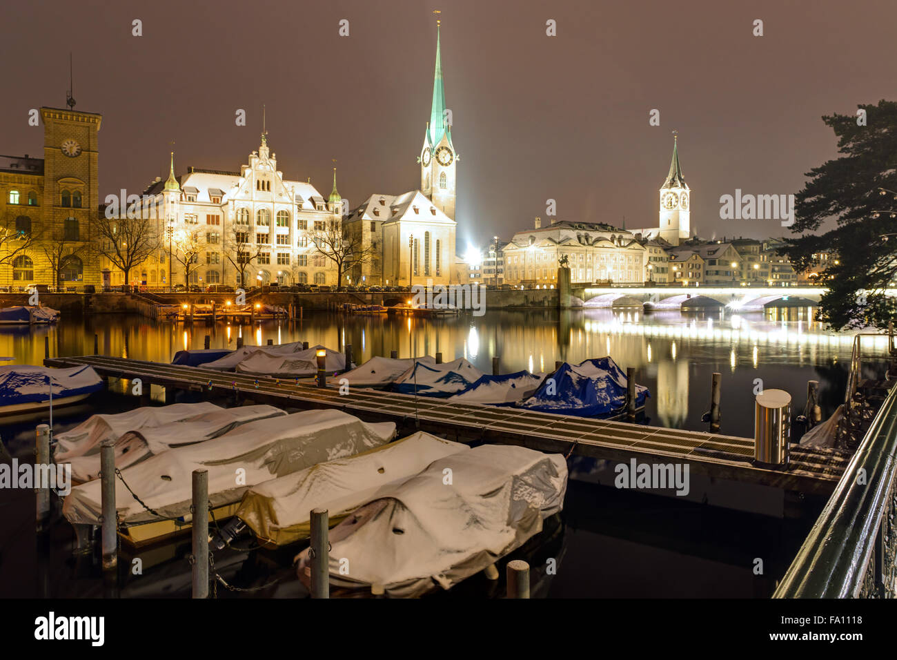 Zurigo e la Limmat in una sera d'inverno Foto Stock