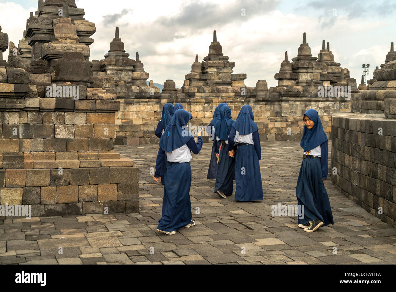 Scuola musulmana ragazze visitando il 9° secolo il Mahayana tempio Buddista Borobudur vicino a Yogyakarta, Giava centrale, Indonesia, Asia Foto Stock