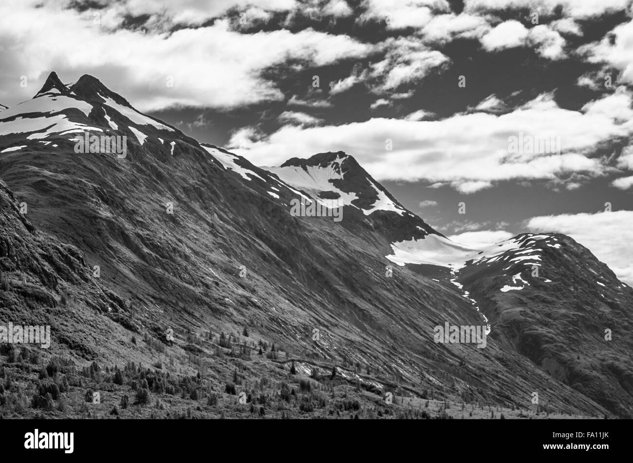 Foto drammatica di Mountain Peaks e del cielo in bianco e nero nel Glacier Bay National Park, Alaska Foto Stock