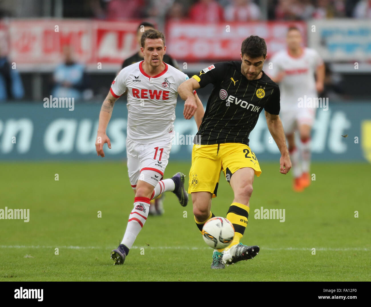 Fussball, 1. Bundesliga, giornata 17, 1. FC Koeln vs Borussia Dortmund, Koeln, 19.12.2015: Sokratis (Dortmund, R) vs Simon Zoller (Koeln). Foto Stock