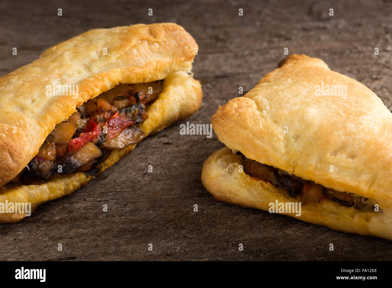 Pasta sfoglia farcito con funghi e verdure Foto Stock