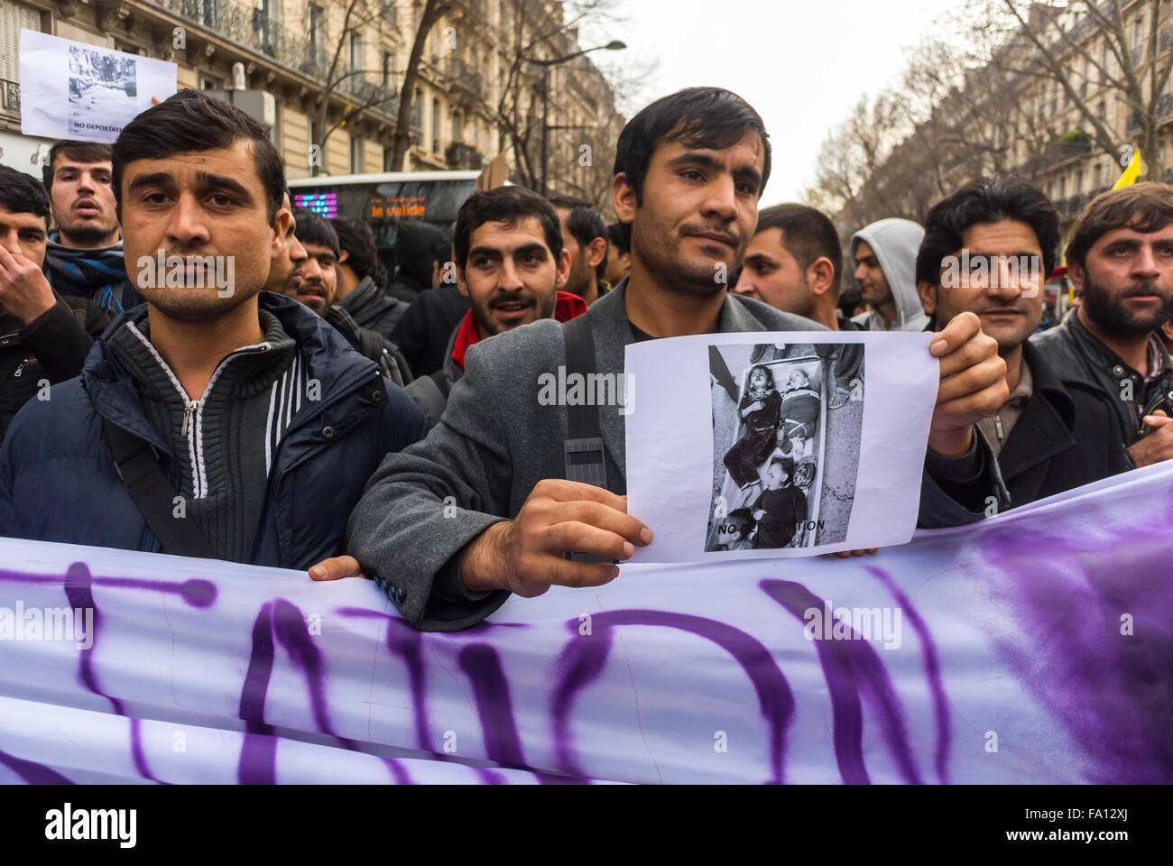 Parigi, Francia. Diritti degli immigrati migranti rifugiati dimostrazione, folla con Afghanistan Man Holding segno di protesta su strada, immigrati internazionali, rifugiati uomini Foto Stock
