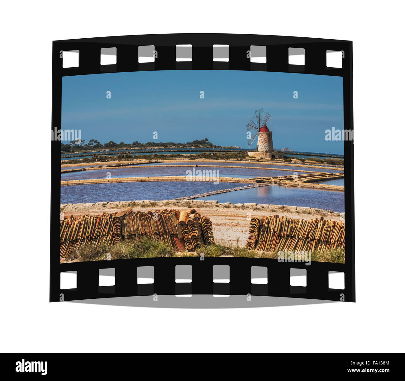 Evaporazione del sale di stagno e un mulino a vento. La Salina Infersa situato in Murana, Trapani, Sicilia, Italia, Europa Foto Stock