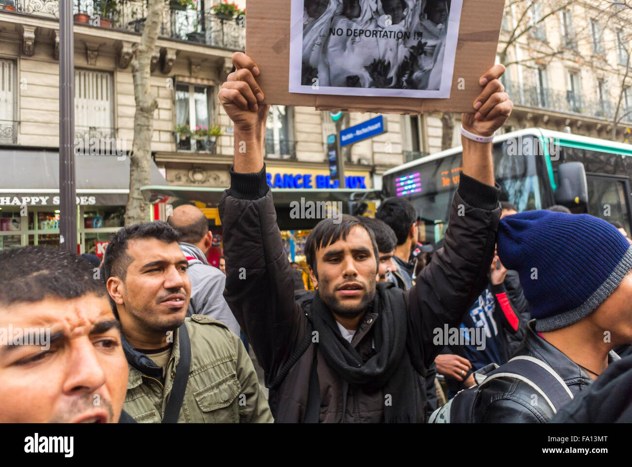 Parigi, Francia. Migranti rifugiati dimostrazione, folla con Afgnanistan Man Holding attivista segno di protesta, proteste per i diritti dei cittadini, gente marzo strada, immigrati internazionali, rifugiati uomini Foto Stock