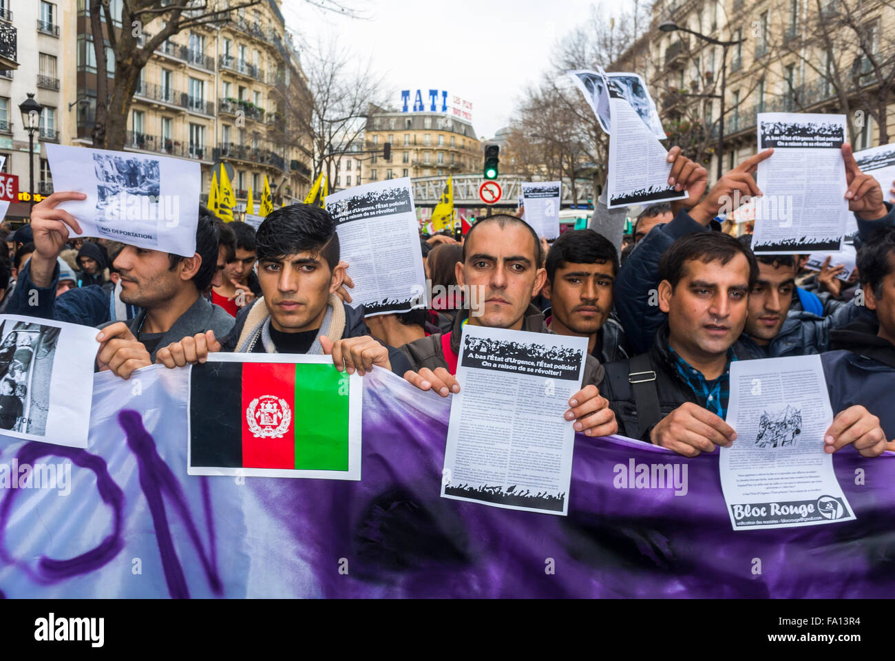 Parigi, Francia, immigrazione diritti migranti dimostrazione, folla con Afghanistan Men Holding attivista segno di protesta per strada, cittadini diritti di protesta, immigrati internazionali, rifugiati uomini Foto Stock