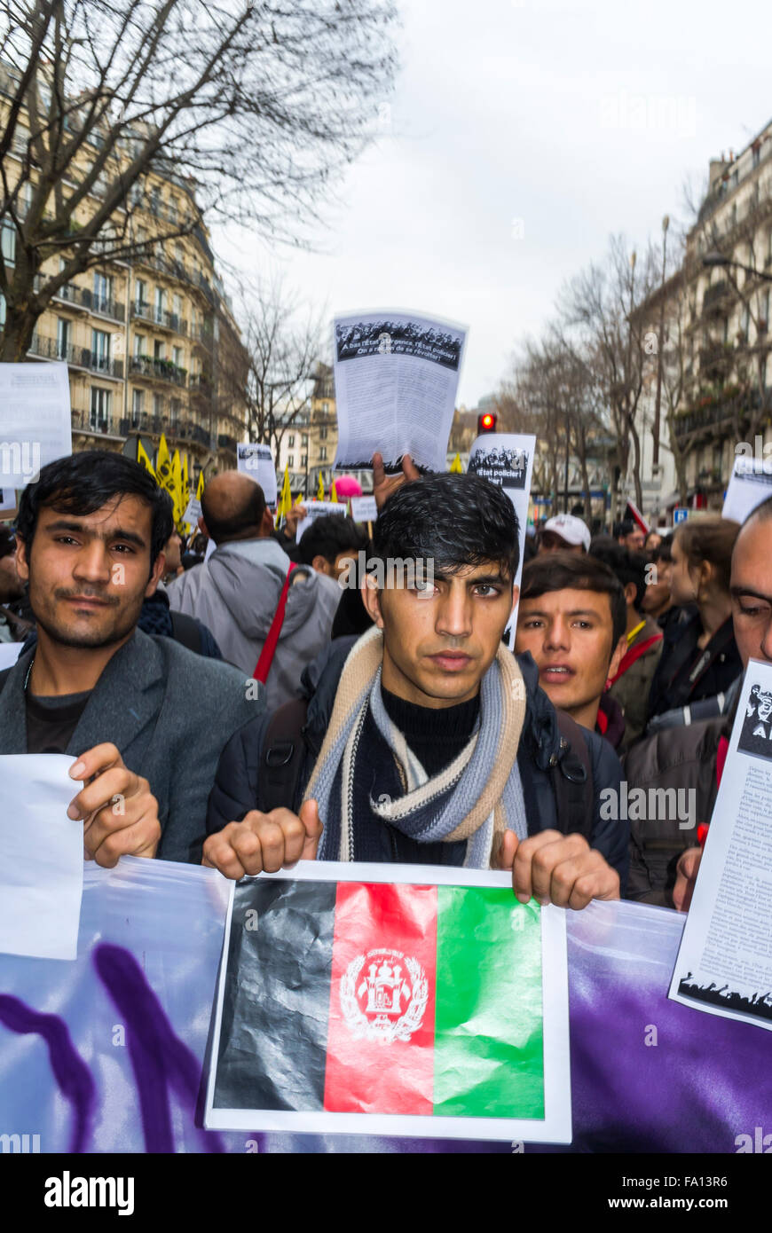 Parigi, Francia, immigrati, migranti, dimostrazione, Rally, folla con Afghanistan Man Holding segni di protesta, Marching on Street, proteste per i diritti dei cittadini, immigrati internazionali, protesta per la giustizia Foto Stock