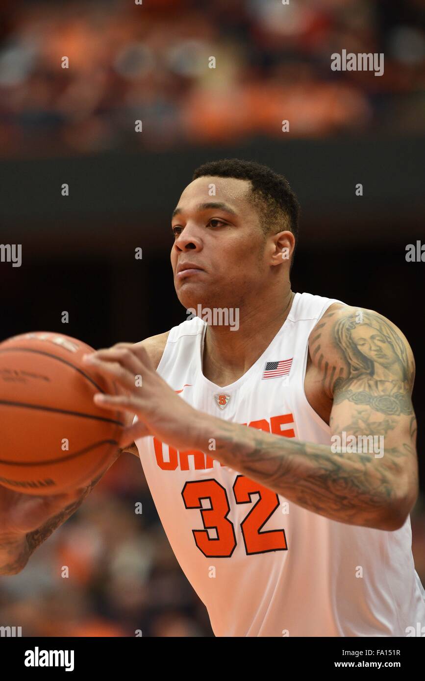 Syracuse, NY, STATI UNITI D'AMERICA. Xix Dec, 2015. Siracusa centro DaJuan Coleman (32) durante la seconda metà del gioco come Siracusa sconfitto Cornell 67-46 al Carrier Dome in Syracuse, New York. Foto di Alan Schwartz/Cal Sport Media/Alamy Live News Foto Stock