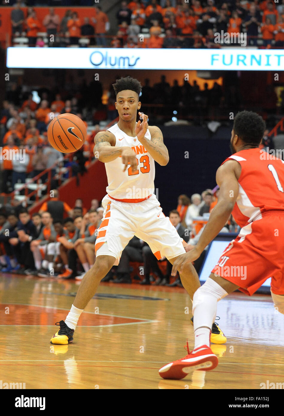 Syracuse, NY, STATI UNITI D'AMERICA. Xix Dec, 2015. Siracusa guard Malachia Richardson (23) passa la palla durante la prima metà del gioco come Siracusa sconfitto Cornell 67-46 al Carrier Dome in Syracuse, New York. Foto di Alan Schwartz/Cal Sport Media/Alamy Live News Foto Stock