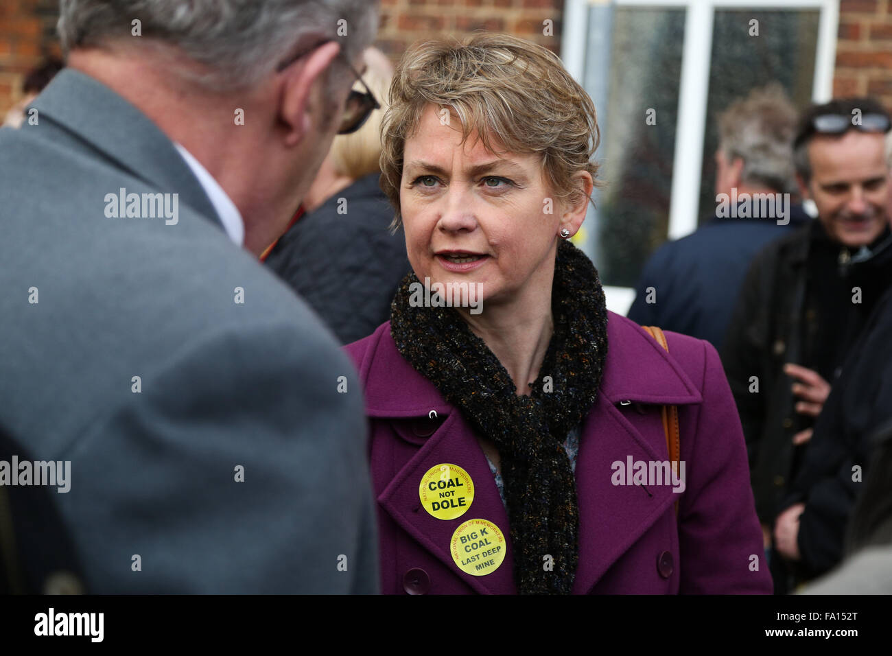 La manodopera MP Yvette Cooper in Knottingley, West Yorkshire, per un mese di marzo a segnare la chiusura della vicina Kellingley Colliery. Conosciuto localmente come il grande K, Kellingley era l'ultimo residuo profonda miniera di carbone operanti nel Regno Unito. La chiusura segna la fine di quello che una volta era un gigante dell'industria in Gran Bretagna. Credito: Ian Hinchliffe/Alamy Live News Foto Stock