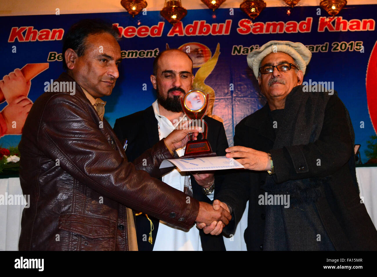 Quetta, Pakistan. Xix Dec, 2015. Ministri provinciali Dr. Hameed Achakzai dando il "Khan Shaheed Samad Khan Achakzai miglior risultato premio nazionale " a Rana Mehmood nella categoria di news reporting. Credit: Din Muhammad Watanpaal/Alamy Live News Foto Stock