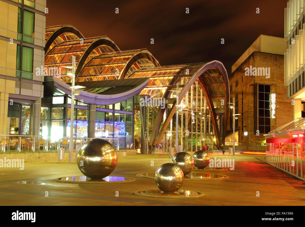 Il giardino d'inverno sul Millennium Square nel centro della città di Sheffield, South Yorkshire, Inghilterra Regno Unito - 2015 Foto Stock