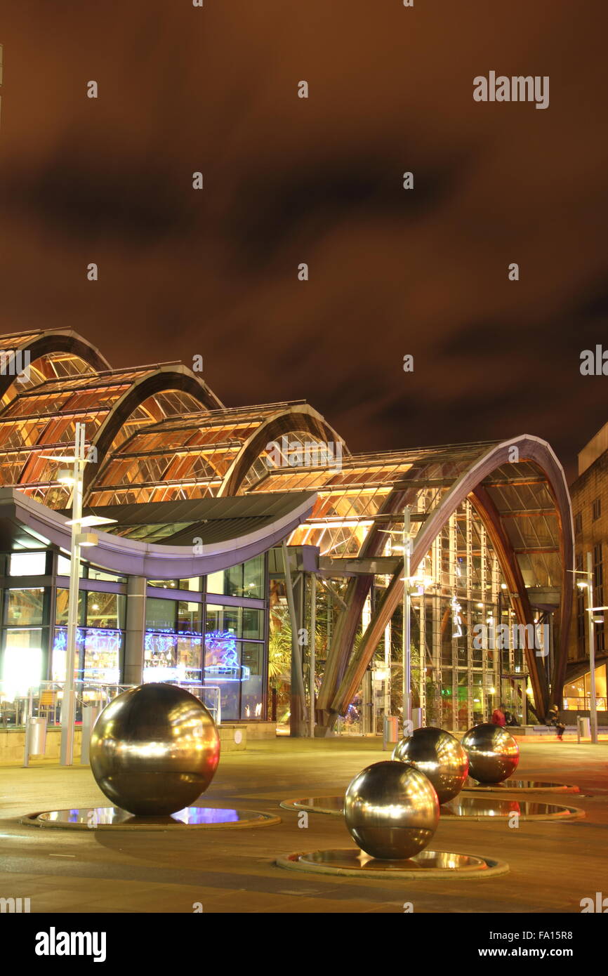 Il giardino d'inverno sul Millennium Square nel centro della città di Sheffield, South Yorkshire, Inghilterra Regno Unito - 2015 Foto Stock