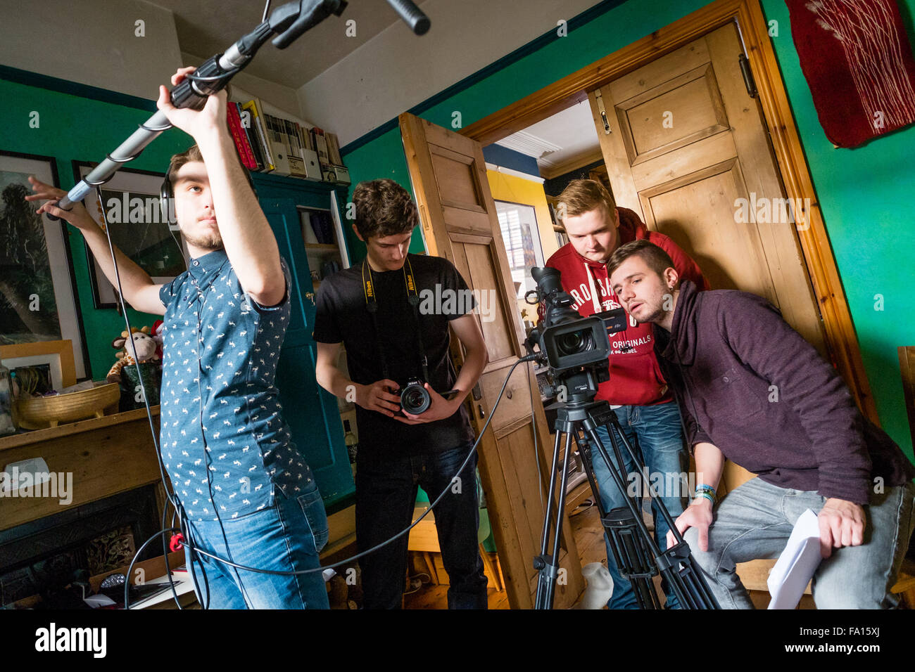 Quattro studenti da Aberystwyth university Teatro Cinema e Televisione dipartimento studi di registrazione di un video intervista in un domestico House Regno Unito: cameraman, sound recordist 12 Novembre 2015 Foto Stock