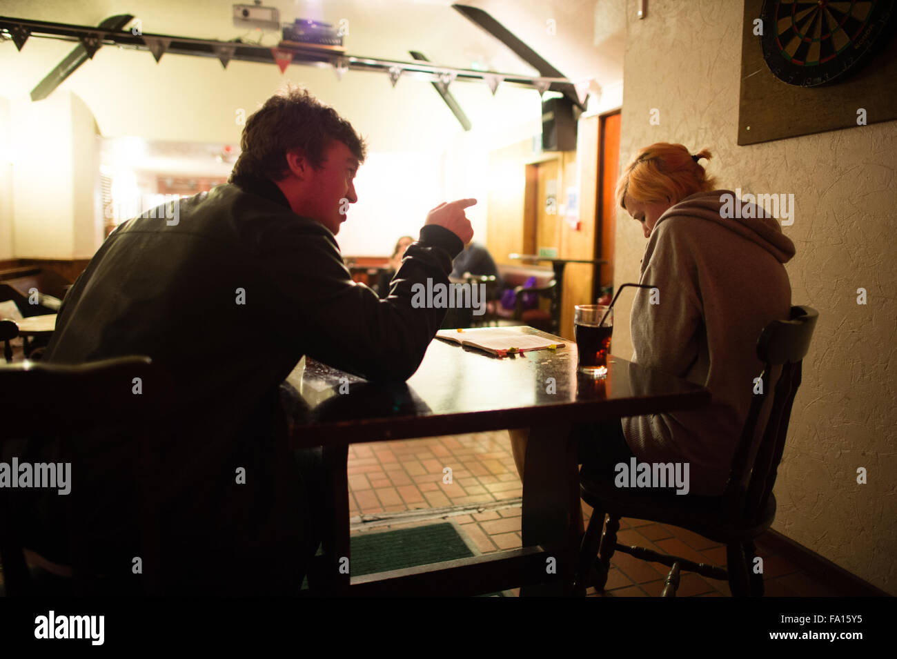 Università di laurea studi teatrali allievi attori di eseguire un sito-specifica produzione del gioco "due" da Jim Cartwright, sulla posizione nella sala bar della Coopers Arms pub, Aberystwyth Wales UK Foto Stock Università di laurea studi teatrali allievi attori di eseguire un sito-specifica produzione del gioco "due" da Jim Cartwright, sulla posizione nella sala bar della Coopers Arms pub, Aberystwyth Wales UK Foto Stock