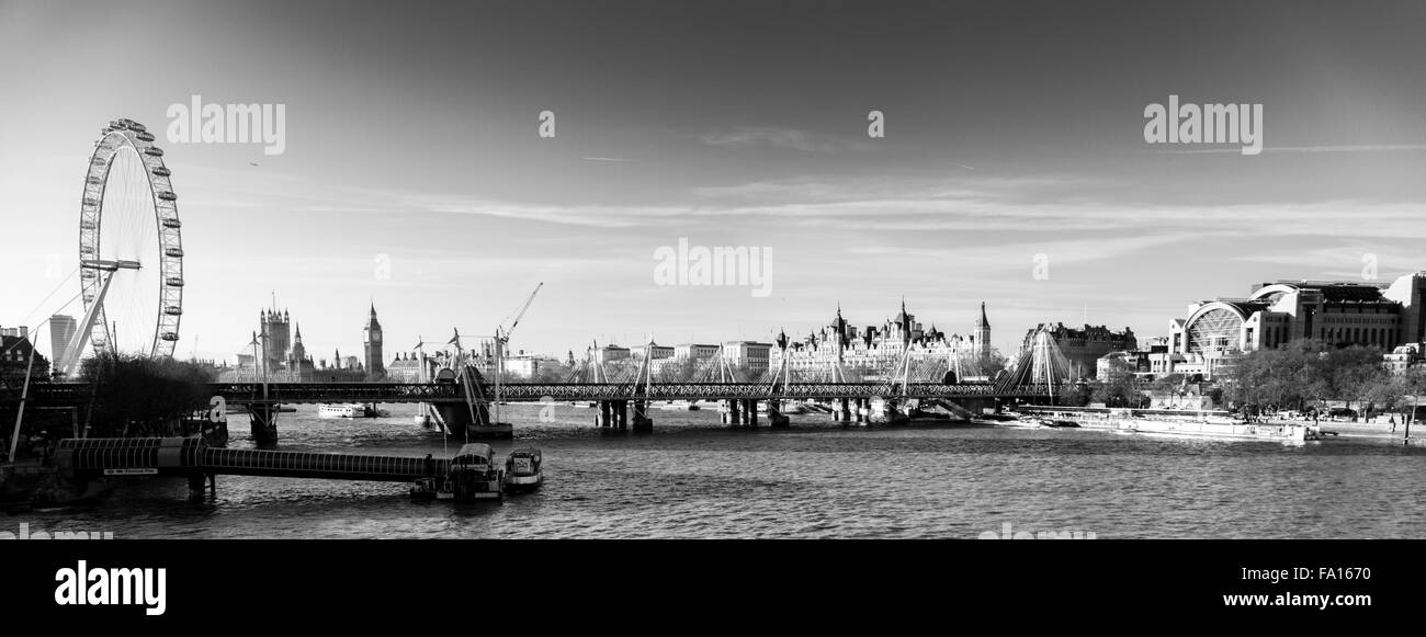 Guardando lungo il Tamigi verso il Parlamento e il London Eye, dal ponte di Waterloo, Londra 2015 Foto Stock