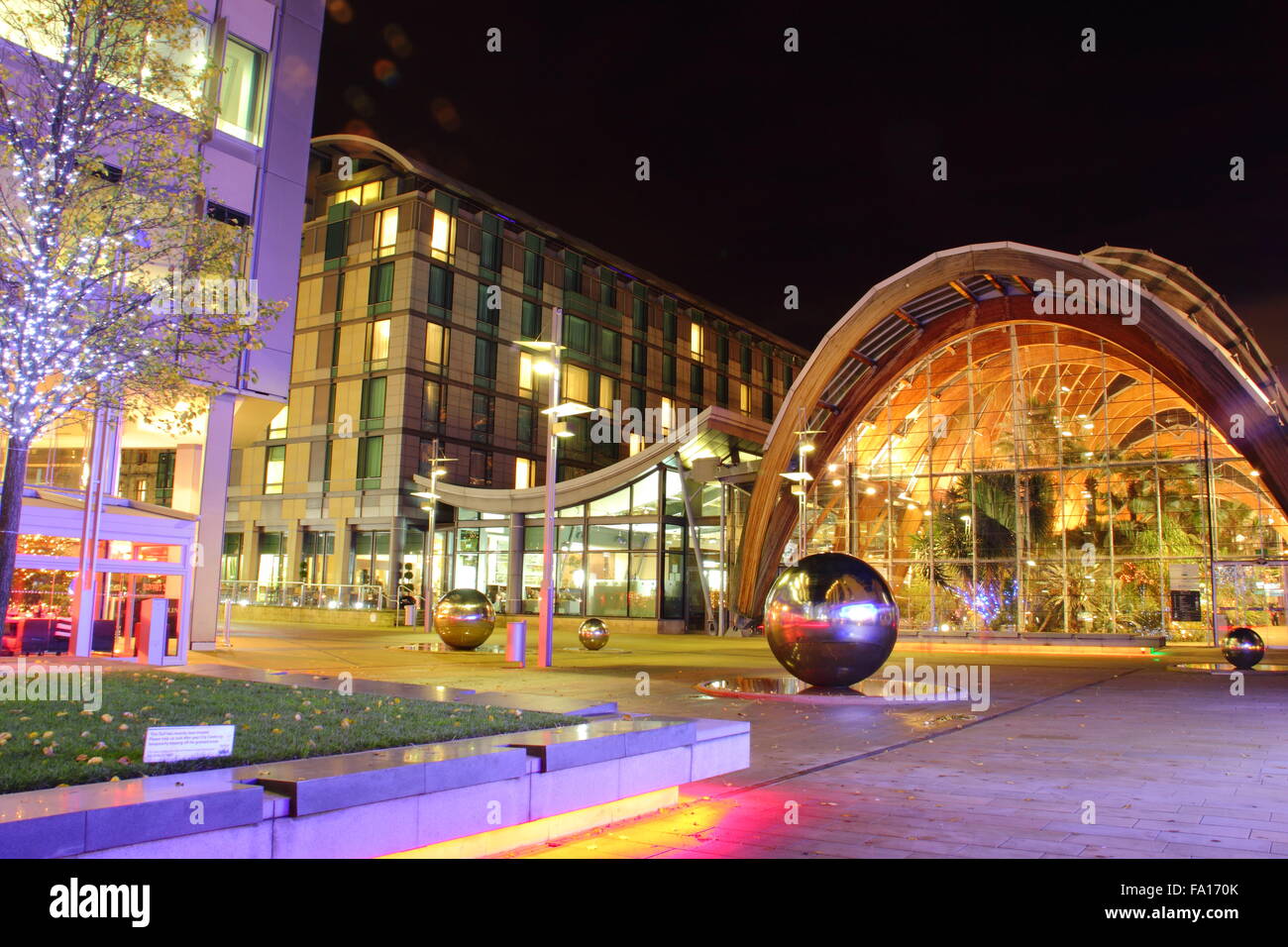 Il giardino di inverno (r) e adiacente St Paul's Hotel and Spa sul Millennium Square da san Paolo posto nel centro della città di Sheffield, Regno Unito Foto Stock