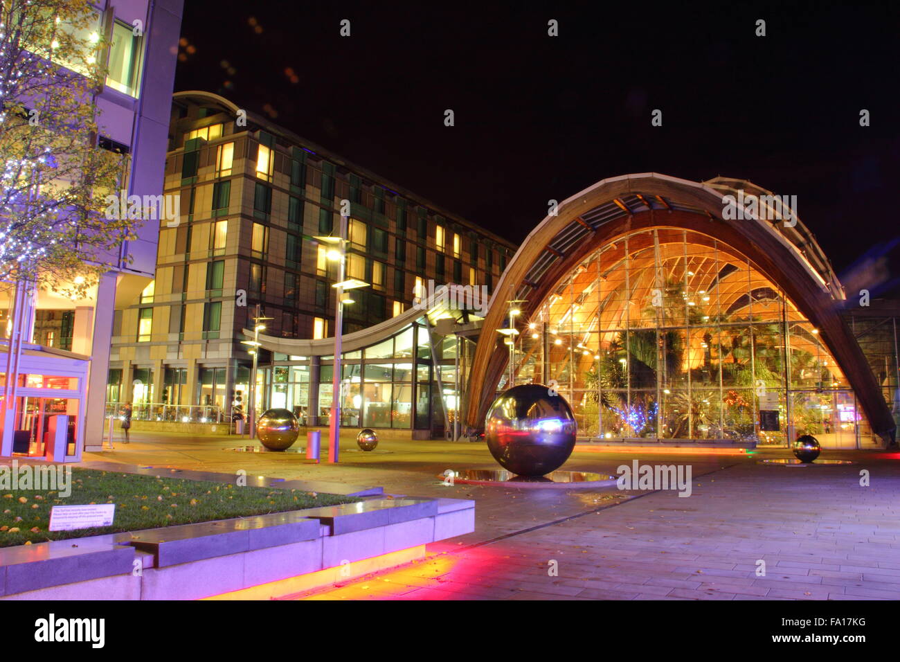 Il giardino d'inverno sul Millennium Square da san Paolo posto nel centro della città di Sheffield, Regno Unito al tramonto nel mese di dicembre Foto Stock