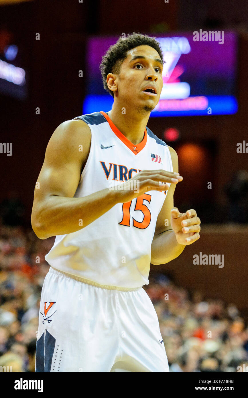 Virginia guard Malcolm Brogdon (15) durante il NCAA pallacanestro tra i Villanova Wildcats e il Virginia Cavaliers presso la John Paul Jones Arena sul dicembre 19, 2015 in Charlottesville, VA. Giacobbe Kupferman/CSM Foto Stock
