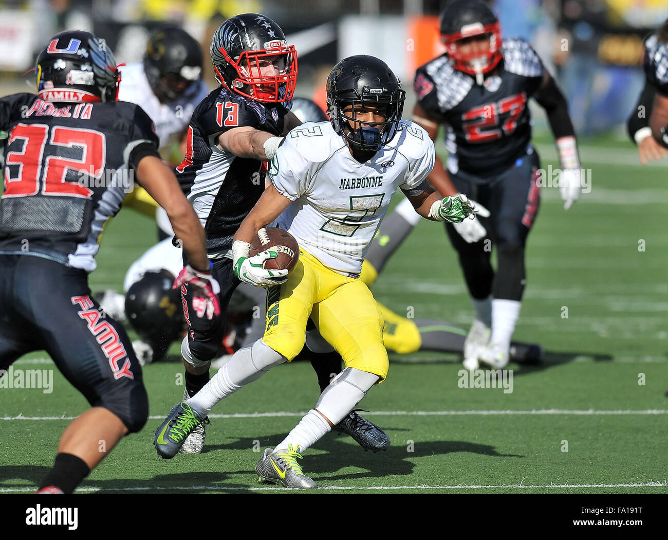 Sacramento, CA. Xix Dec, 2015. Narbonne RB Sean Riley #2 corre in azione in The Varsity Prep Calcio a 1 una partita di campionato Narbonne vs. Clayton Valley carta at Sacramento Università Statale di Sacramento, California.Louis Lopez/CSM/Alamy Live News Foto Stock