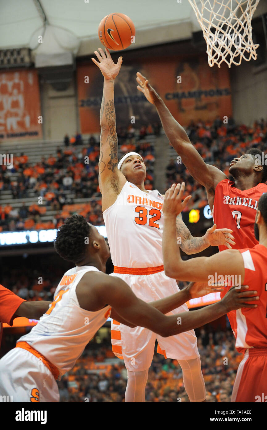 Syracuse, NY, STATI UNITI D'AMERICA. Xix Dec, 2015. Siracusa centro DaJuan Coleman (32) passa per due durante la prima metà del gioco come Siracusa sconfitto Cornell 67-46 al Carrier Dome in Syracuse, New York. Foto di Alan Schwartz/Cal Sport Media/Alamy Live News Foto Stock