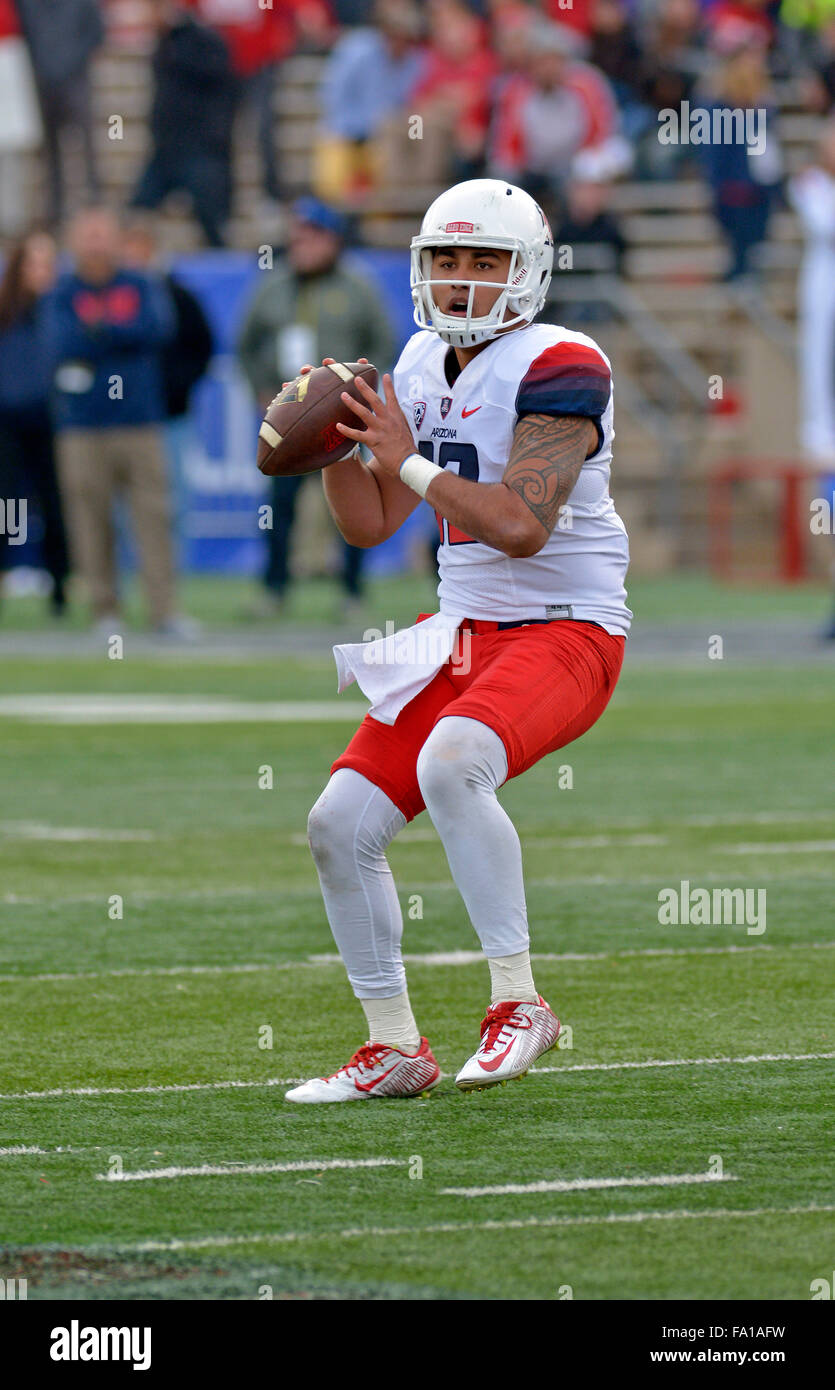 Albuquerque, Nuovo Messico. Xix Dec, 2015. Arizona Wildcats quarterback Anu Solomon (12) in azione durante il NCAA Football gioco il decimo Gildan annuale Nuovo Messico ciotola tra New Mexico Lobos e Arizona Wildcats sul campo filiale presso la University Stadium di Albuquerque, Nuovo Messico. Arizona sconfitto New Mexico 45-37. Immagine di credito © Lou Novick/Cal Sport Media/Alamy Live News Foto Stock