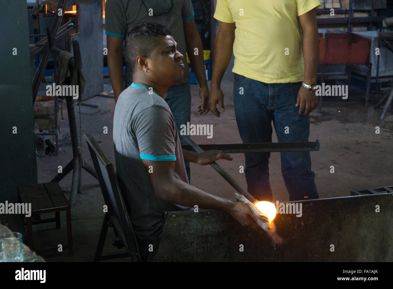 Un uomo di Maurizio di sagomatura del vetro fuso alla Galleria di Vetro delle Mauritius Foto Stock