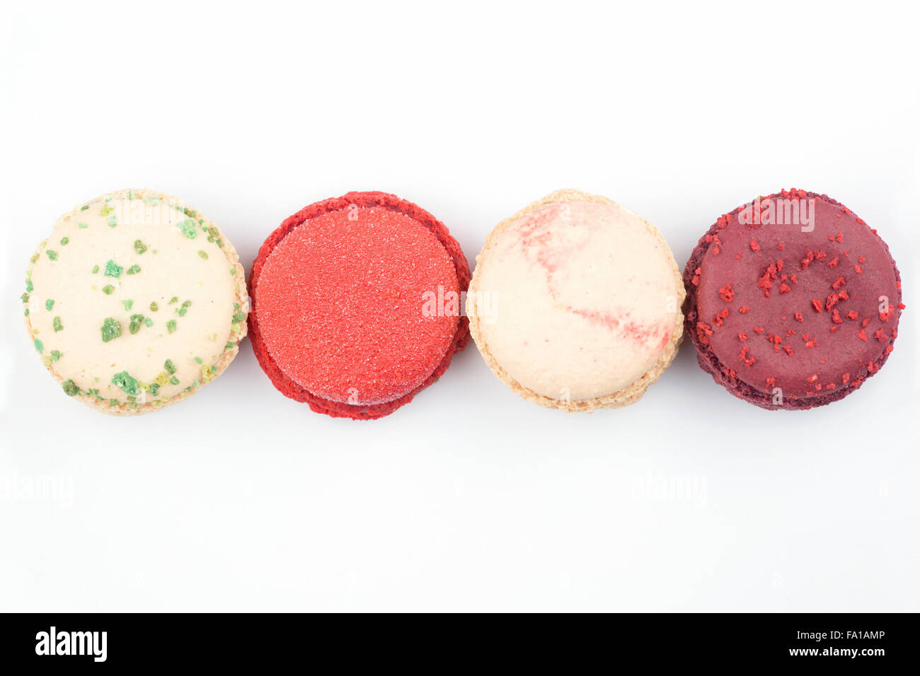 Macaron natalizi alla vaniglia e al basilico, mirtillo rosso, canne caramelle e VIN brulé Foto Stock