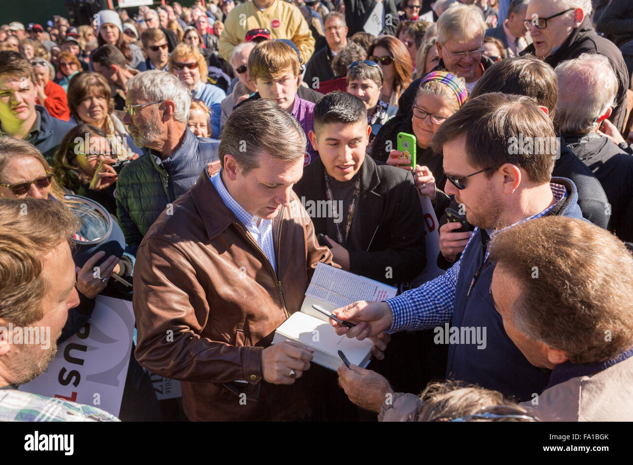Stati Uniti Il senatore e GOP candidato presidenziale Ted Cruz segni una copia del suo libro per un sostenitore durante un evento di campagna a Ottawa fattorie Dicembre 19, 2015 a Bloomingdale, Georgia. Foto Stock