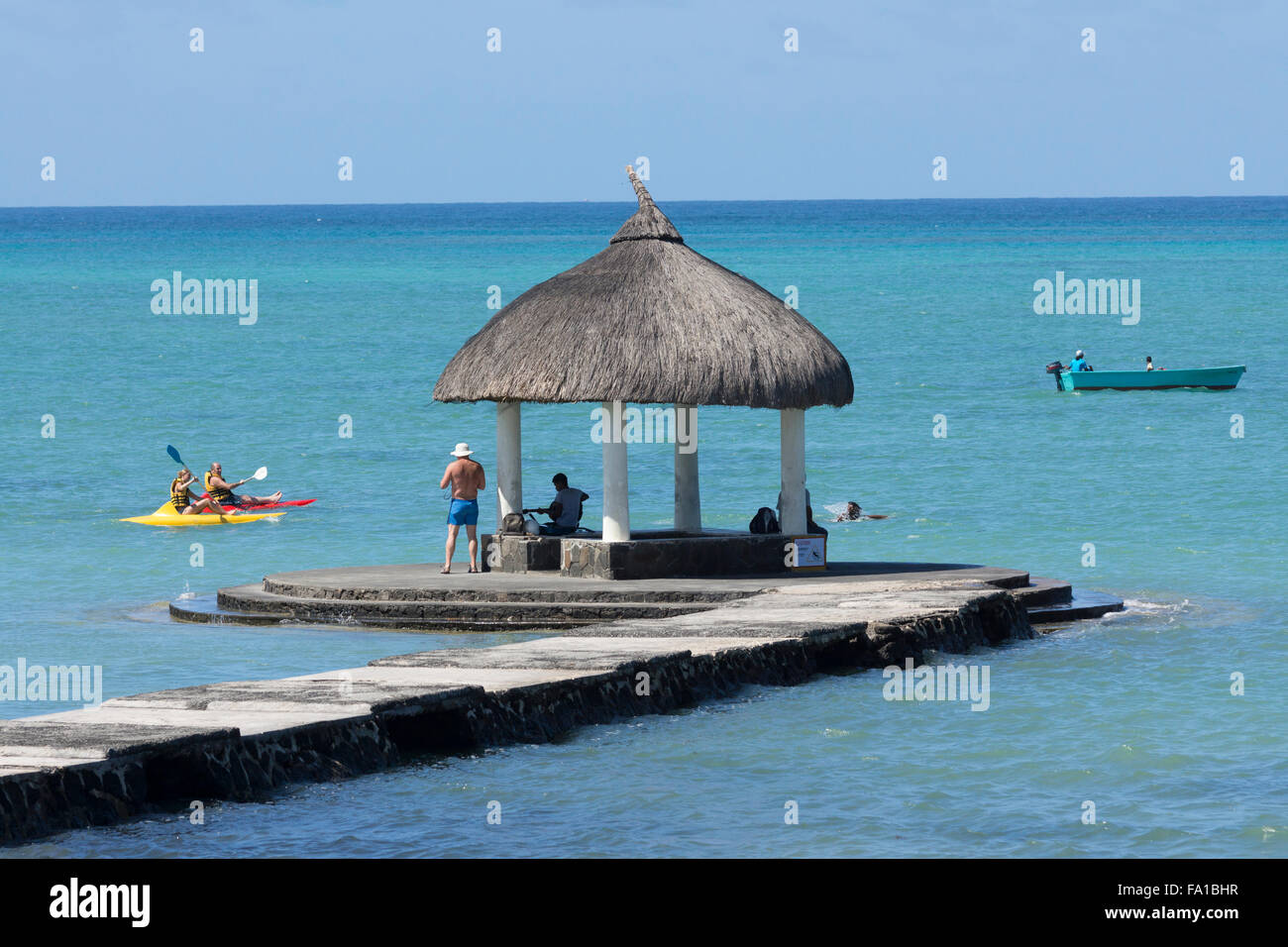 Mauriziani a locali e turisti mescolandosi al weekend in Mauritius Foto Stock