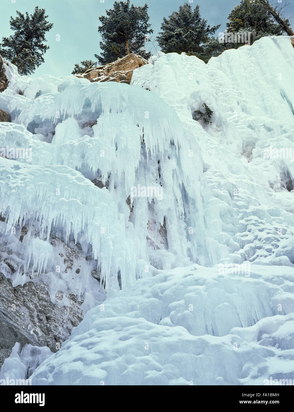 La cataratta congelati cade in elk creek bacino lungo il Rocky Mountain Front vicino a Augusta, montana Foto Stock