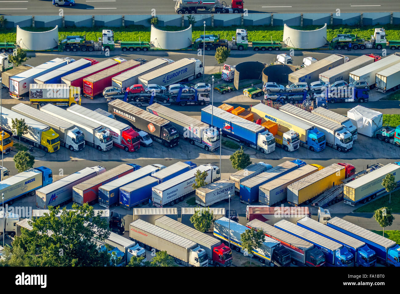 Carrello area riposo, pausa dalla guida, camion, rimorchi, pieno parcheggio affollata, dei periodi di riposo sul Rasthof Rhynern-Süd, Foto Stock