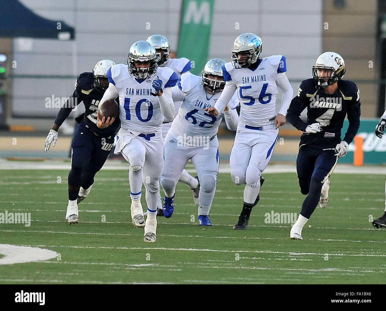 Sacramento, CA. Xix Dec, 2015. San Marino QB Mark Wicke #10 corre in azione in The Varsity Prep Football aprire scuole di piccole dimensioni partita di campionato San Marino vs centrale cattolica at Sacramento Università Statale di Sacramento, California.Louis Lopez/CSM/Alamy Live News Foto Stock