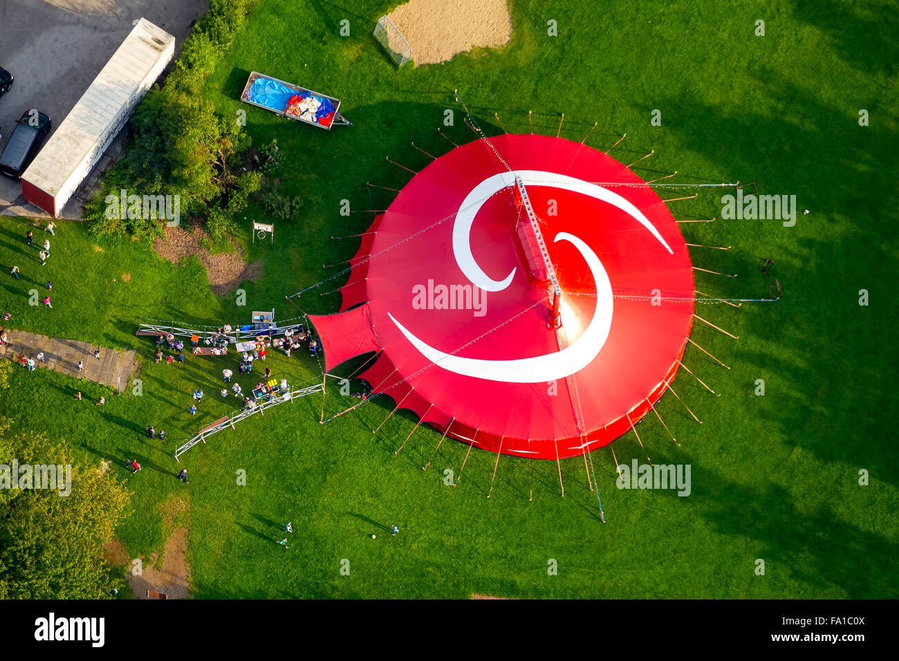 Scuola di circo Baak scuola primaria campo Oberwinzer, tenda del circo, rosso tenda del circo, yin yang simbolo, Hattingen, Ruhr Foto Stock
