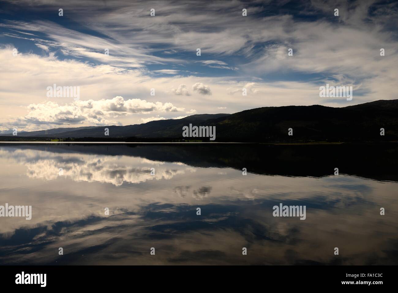 Norvegia - fiordo ideale della riflessione in acqua chiara Foto Stock