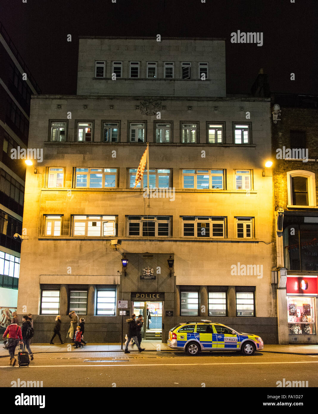 Tramonto a Bishopsgate stazione di polizia con auto della polizia parcheggiata fuori Foto Stock