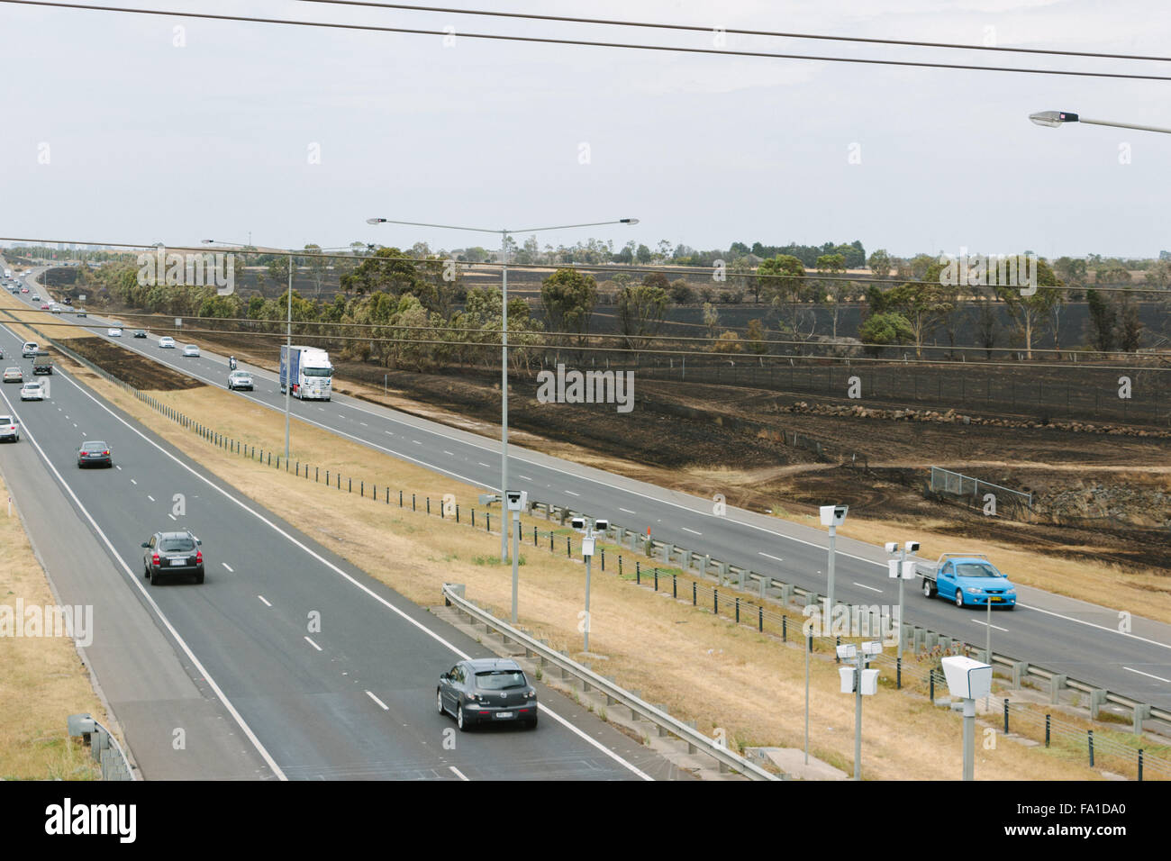 EPPING, Australia - 20 dicembre 2015: Un giorno dopo gli incendi spazzato attraverso Epping in Melbourne, CFA Fire equipaggi pattugliano la zona per spot incendi in Melbourne subito è il giorno più caldo in dicembre di colpire 45 gradi C. Foto Stock