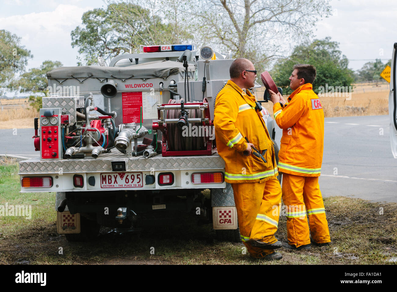 EPPING, Australia - 20 dicembre 2015: Un giorno dopo gli incendi spazzato attraverso Epping in Melbourne, CFA Fire equipaggi pattugliano la zona per spot incendi in Melbourne subito è il giorno più caldo in dicembre di colpire 45 gradi C. Foto Stock