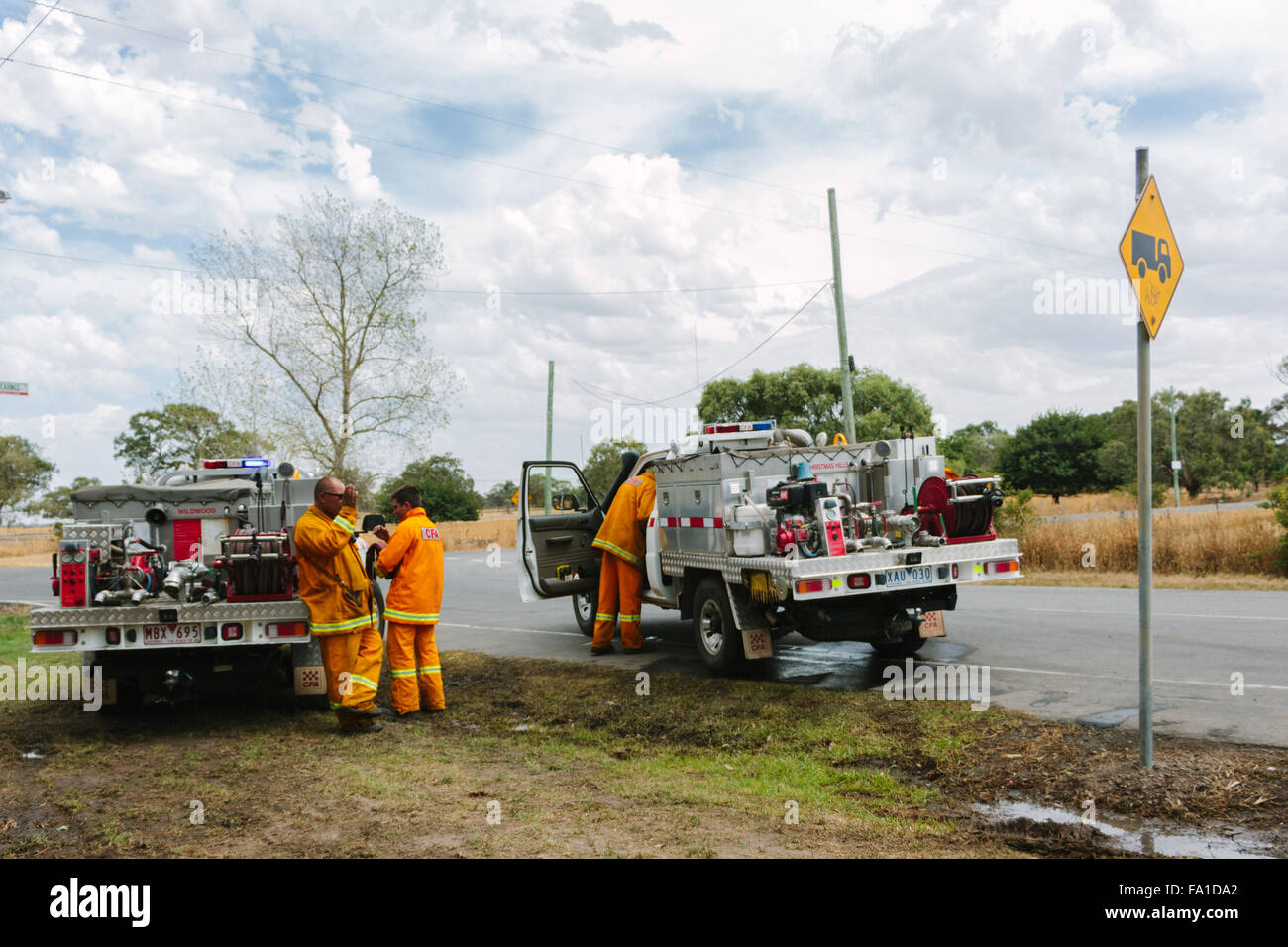 EPPING, Australia - 20 dicembre 2015: Un giorno dopo gli incendi spazzato attraverso Epping in Melbourne, CFA Fire equipaggi pattugliano la zona per spot incendi in Melbourne subito è il giorno più caldo in dicembre di colpire 45 gradi C. Foto Stock