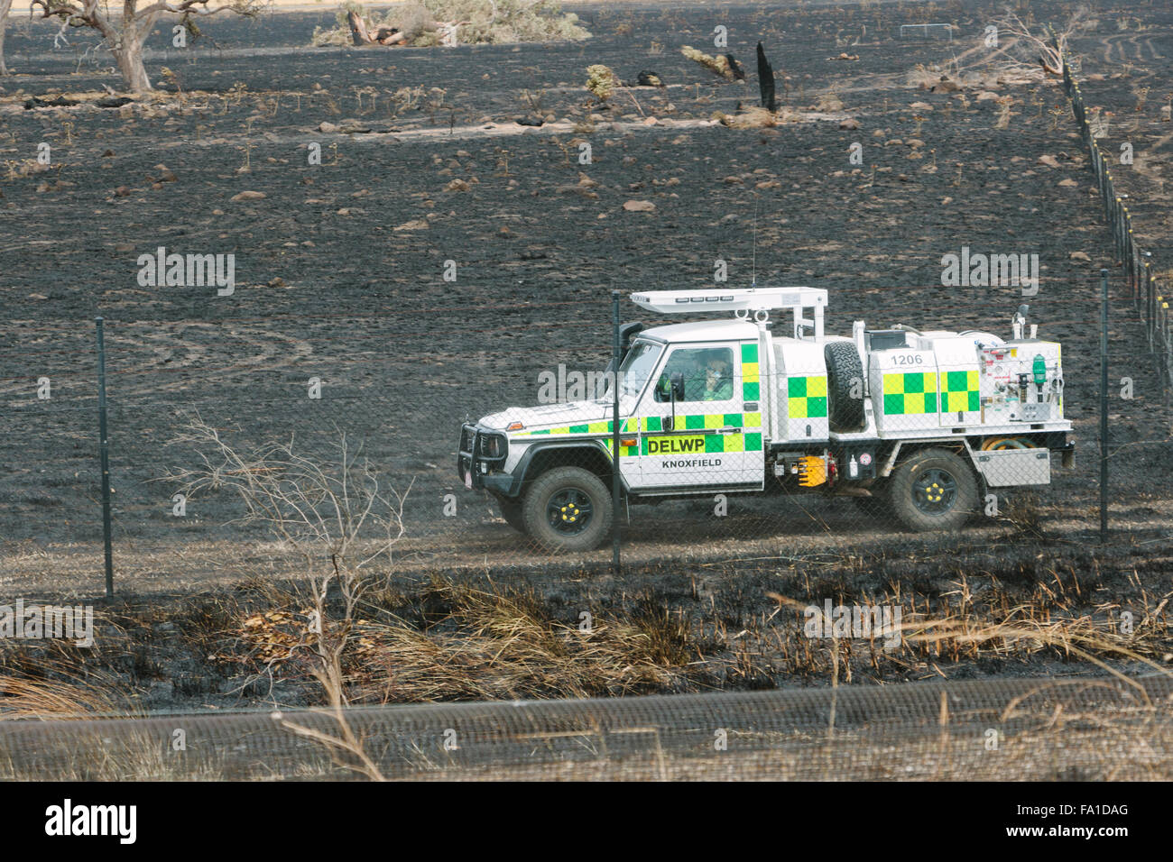 EPPING, Australia - 20 dicembre 2015: Un giorno dopo gli incendi spazzato attraverso Epping in Melbourne, CFA Fire equipaggi pattugliano la zona per spot incendi in Melbourne subito è il giorno più caldo in dicembre di colpire 45 gradi C. Foto Stock