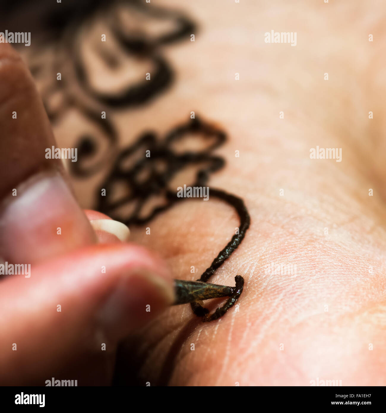 Henna Tattoo disegno con un colorante a base di erbe a piedi design floreale composizione quadrata macro closeup Foto Stock